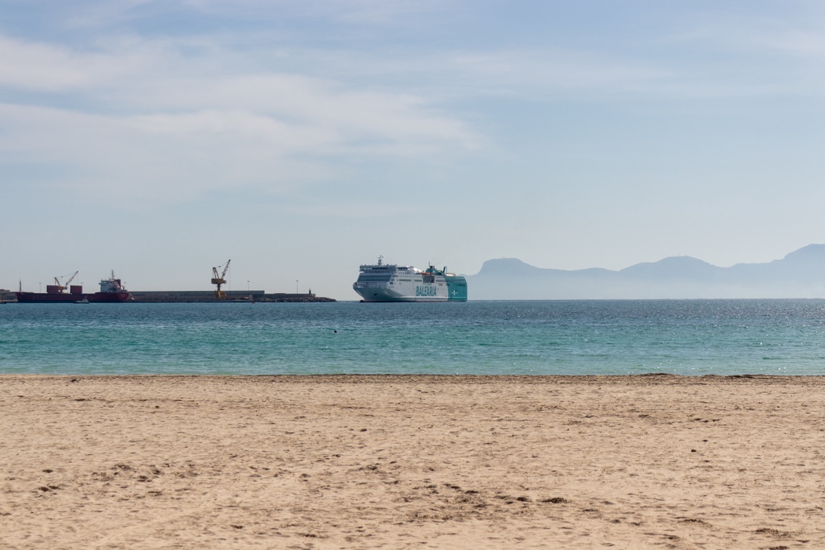 Baleària-Fähre vor der Bucht von Alcúdia, vom Strand aus gesehen