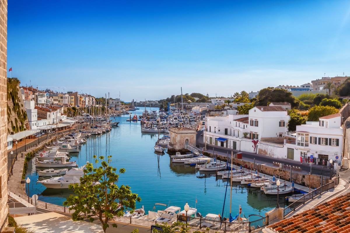 Altstadthafen von Ciutadella auf Menorca mit Booten und weißen Häusern