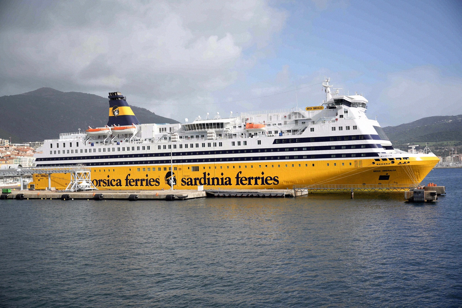 Corsica-Ferries-Schiff im Hafen von Toulon