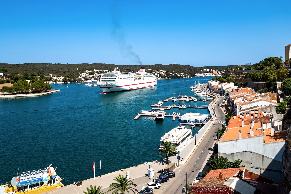 Fähre läuft in den Naturhafen von Mahón auf Menorca ein